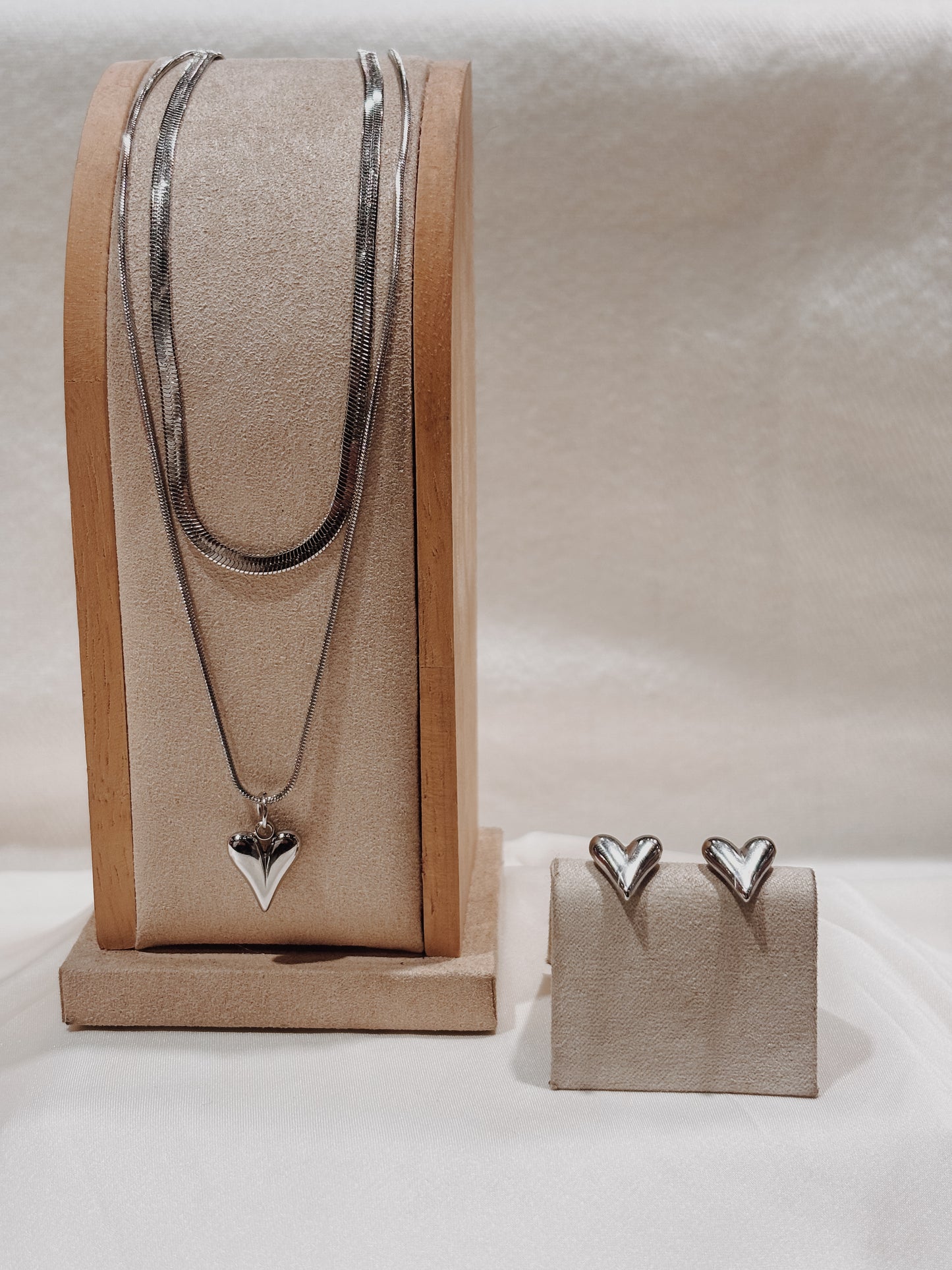 Collar y caravanas corazón