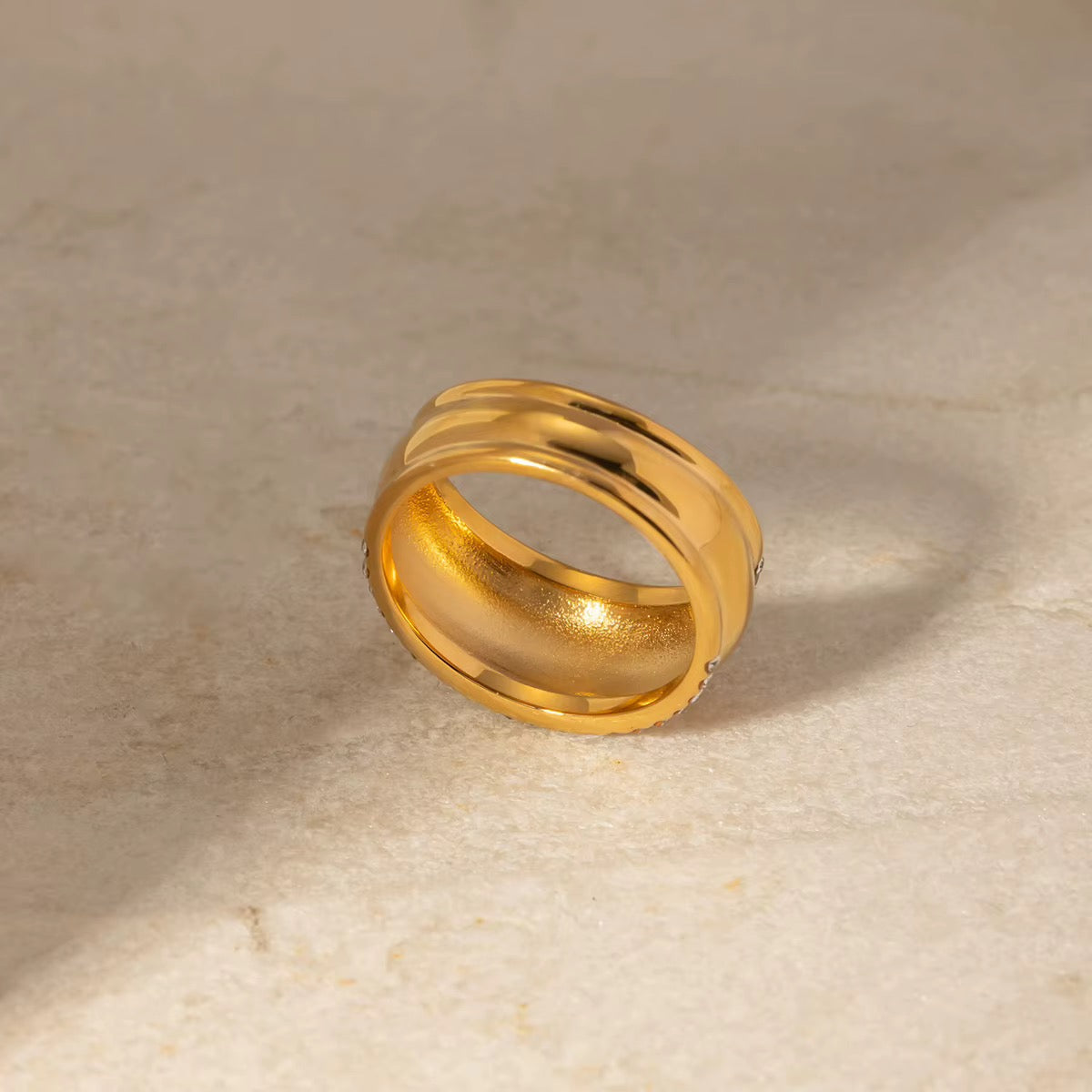 Anillo dorado con stras