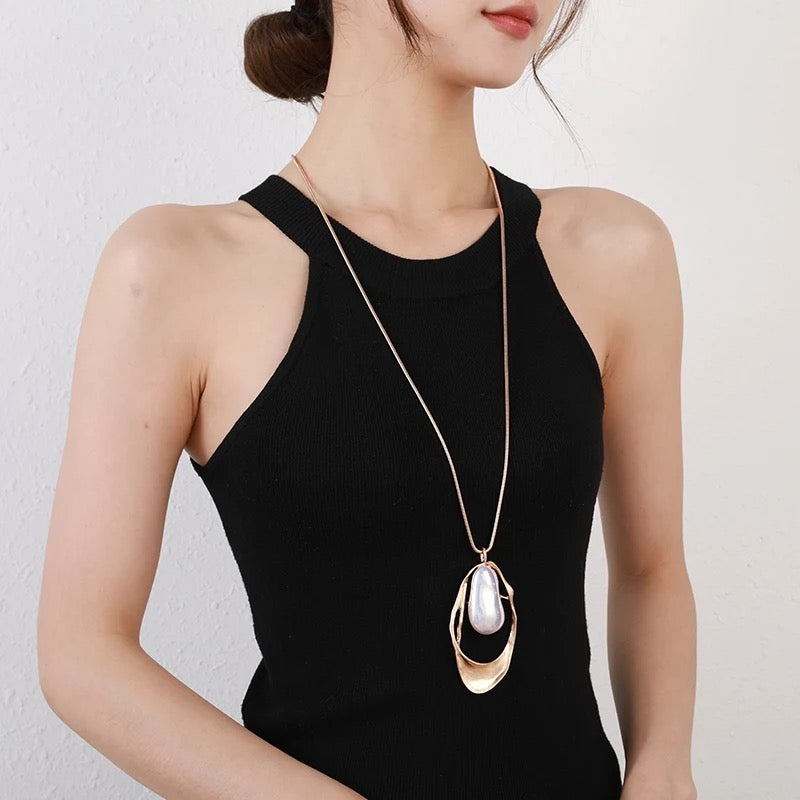 Collar ovalado con perla