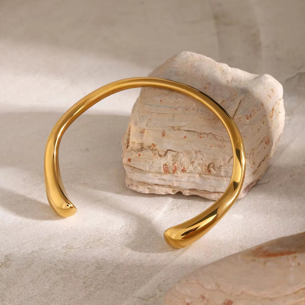 Pulsera rígida irregular