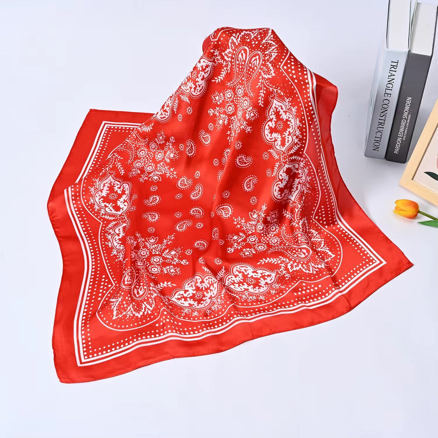 Pañuelo arabescos rojo 70x70