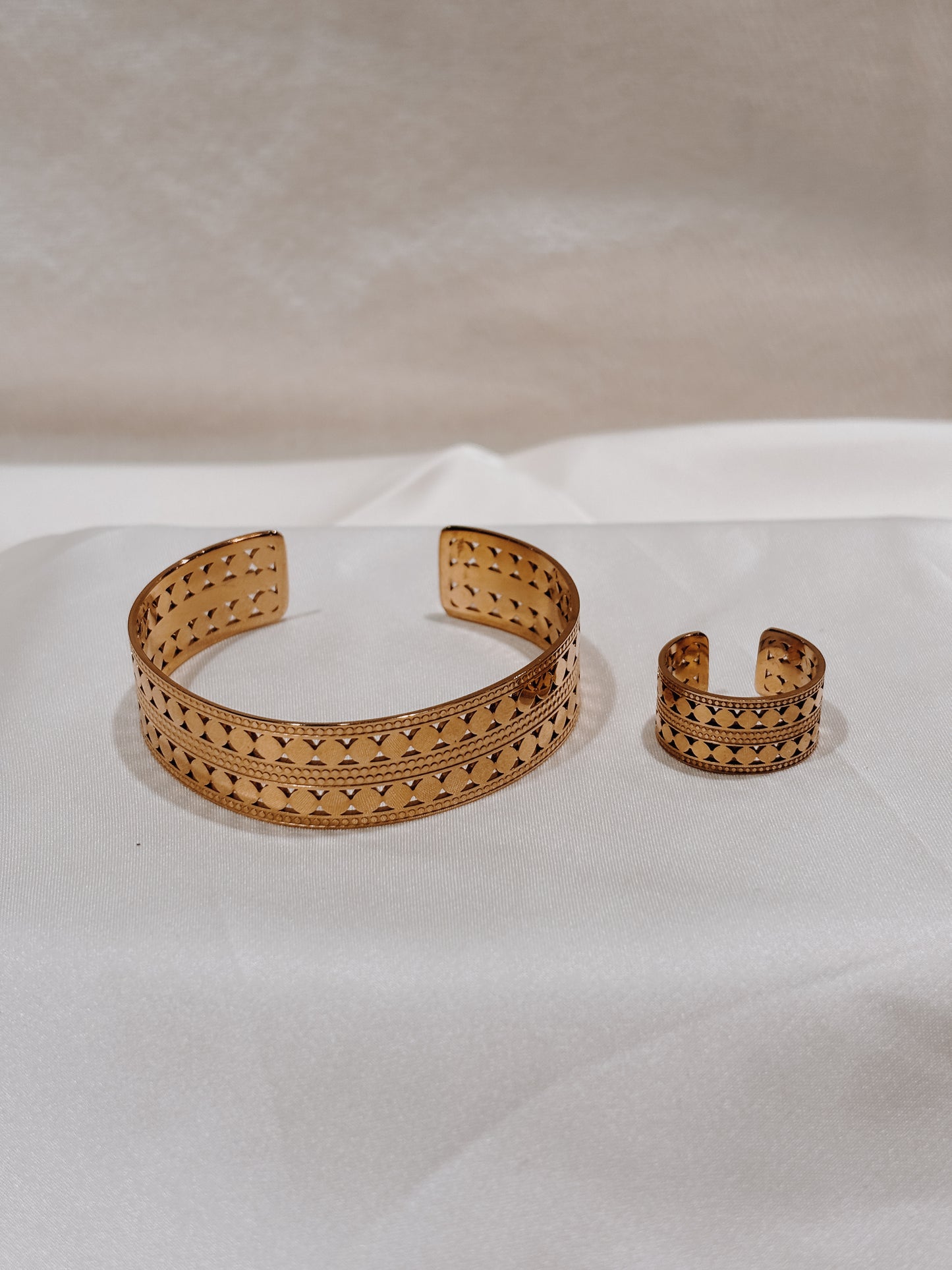 brazalete y anillo ajustables