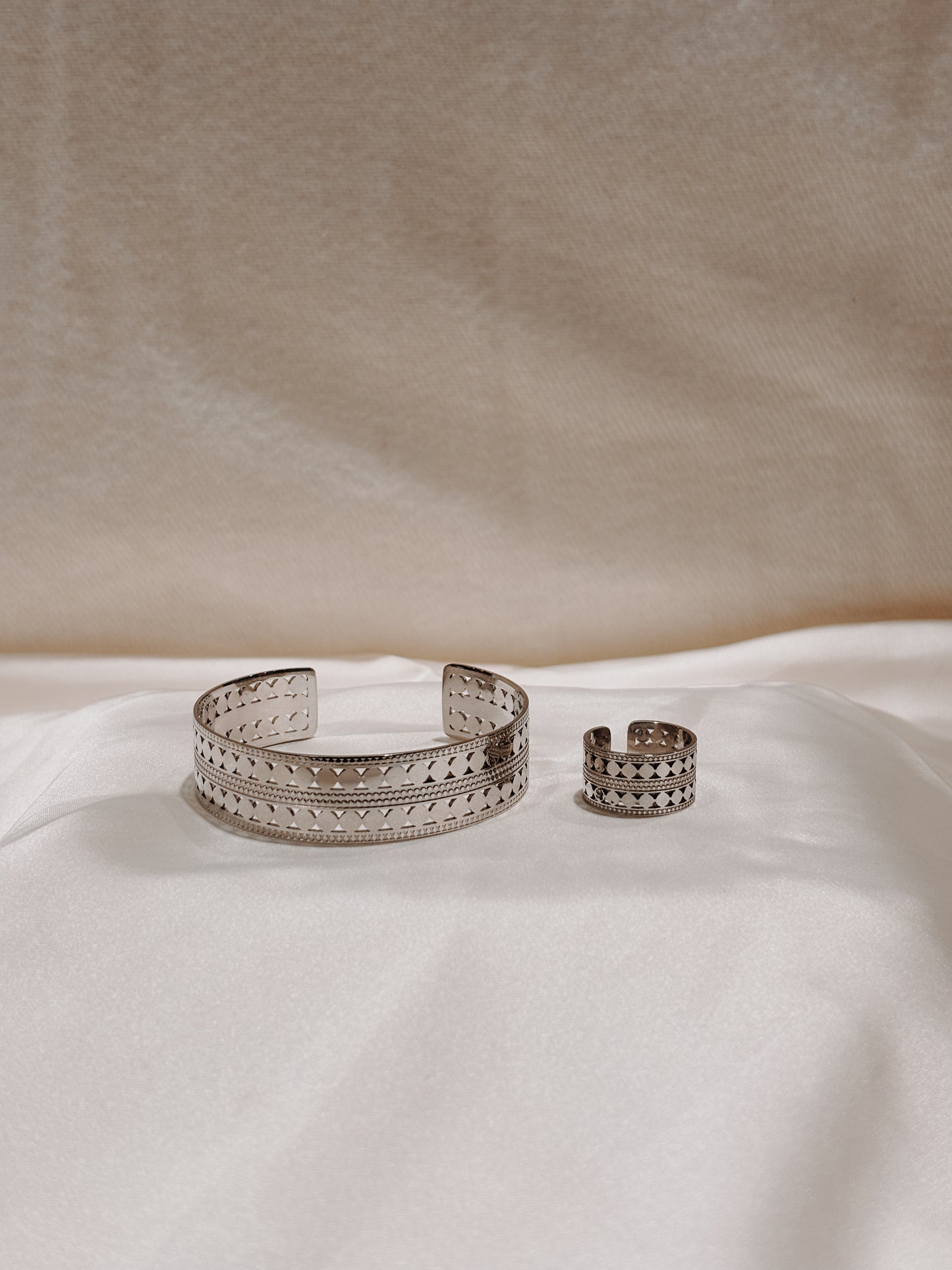 brazalete y anillo ajustables