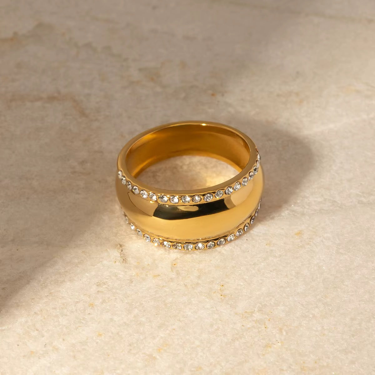 Anillo dorado con stras