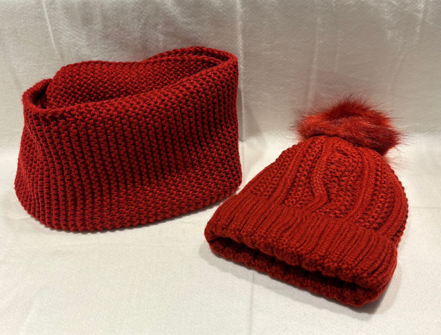 Cuello y gorro pompón