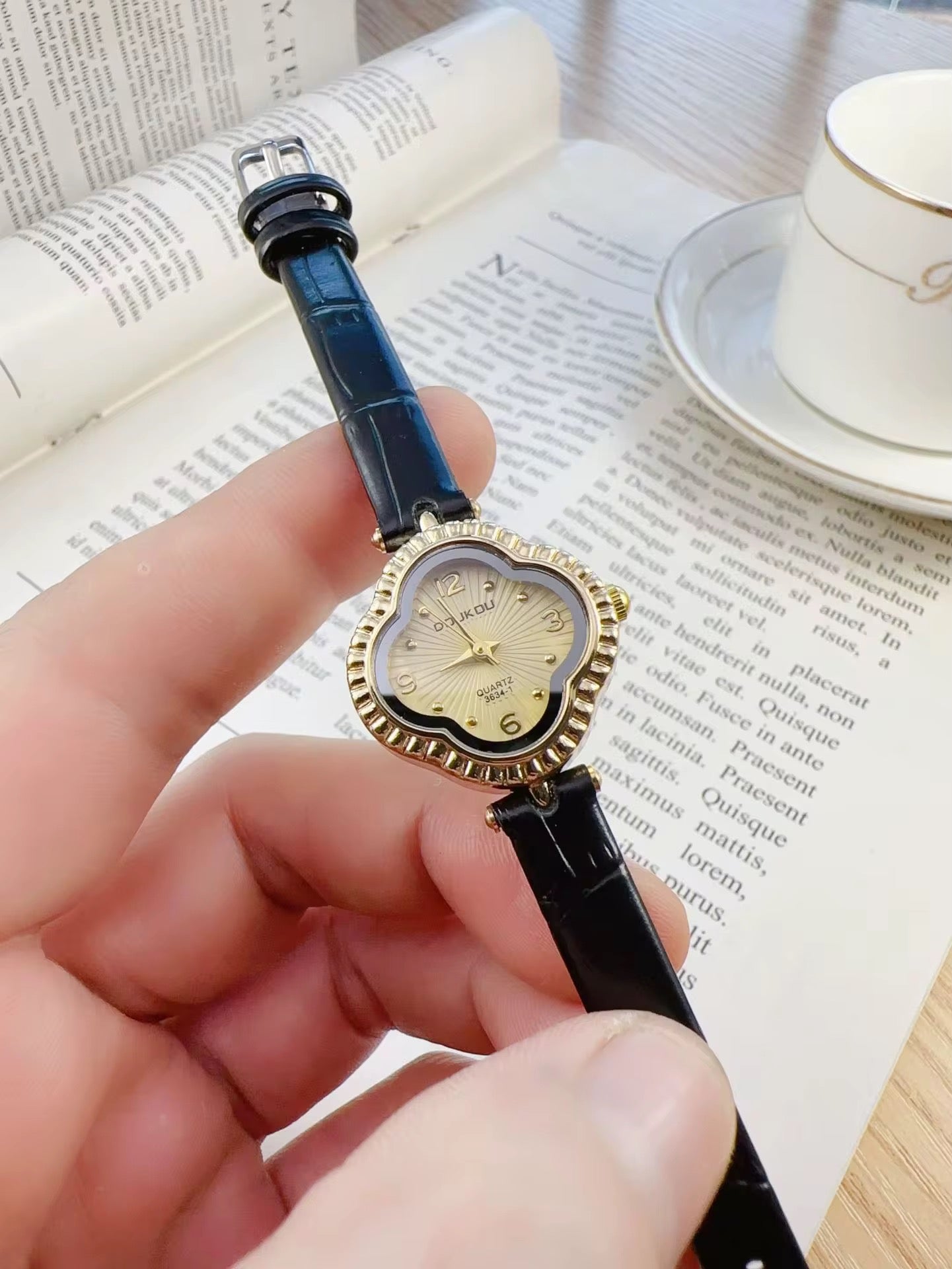 Reloj Trebol malla cuerina