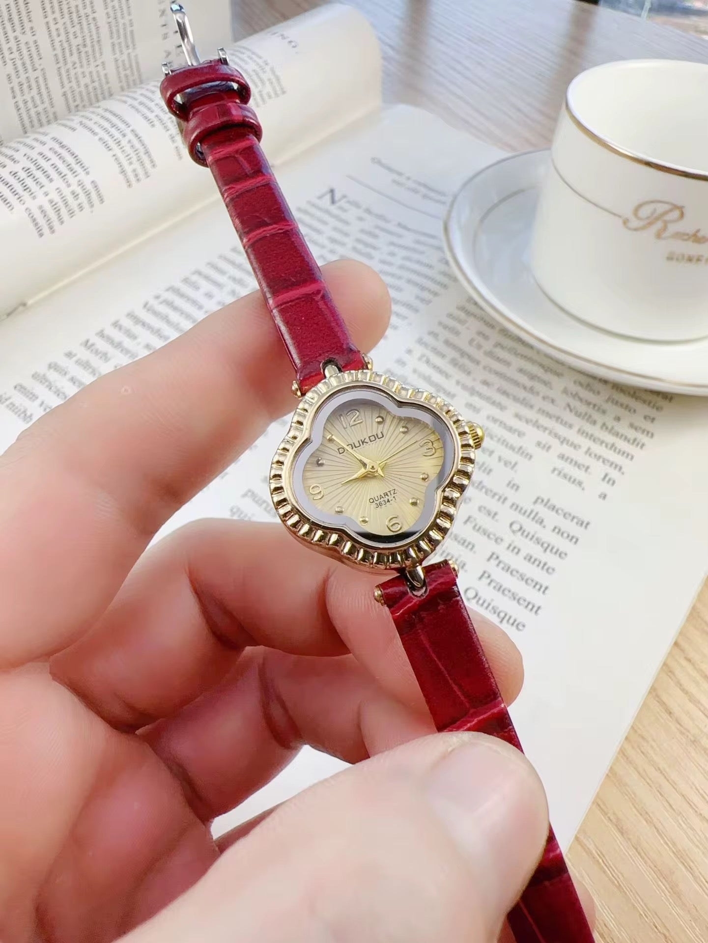 Reloj Trebol malla cuerina